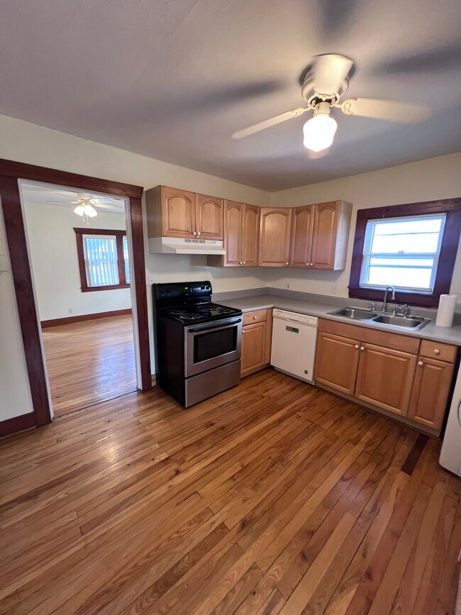 Building Photo - 5202 Dakota Ave