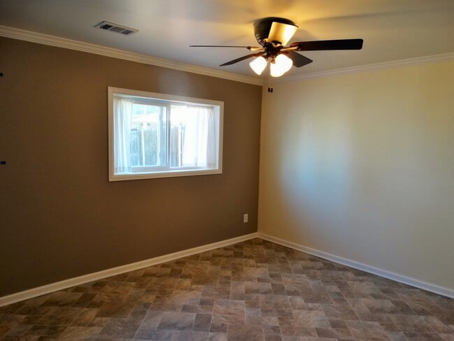 Building Photo - Tri-Level 3 Bedroom 2 Bath Large Backyard ...