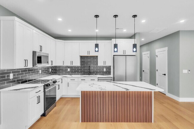 Building Photo - Updated 3-Bedroom, 2.5-Bathroom Townhome Gem in Landrum