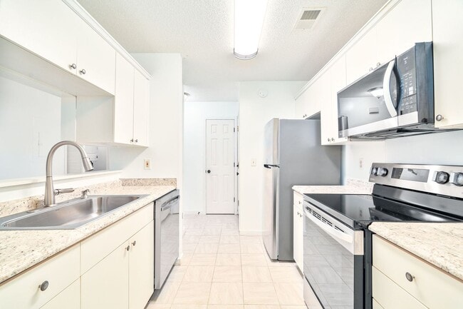 Building Photo - Low-Maintenance Living in Gated Park at Rivers Edge!