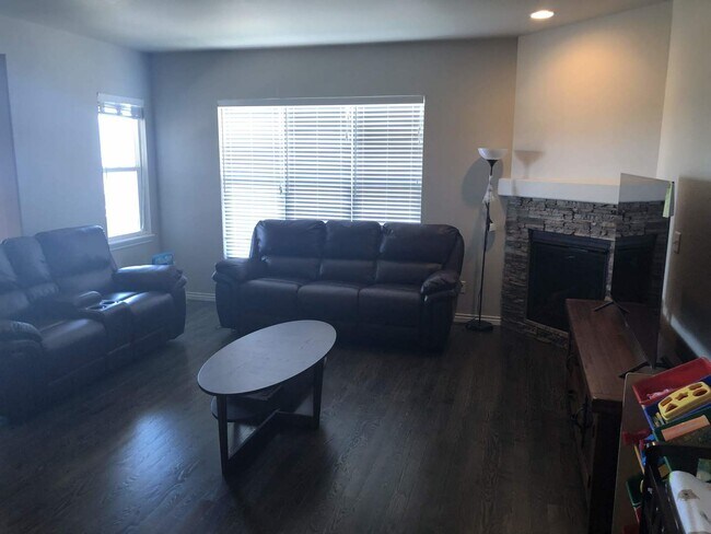 Building Photo - Newer 5bdrm + Office in D20 North Fork Wit...