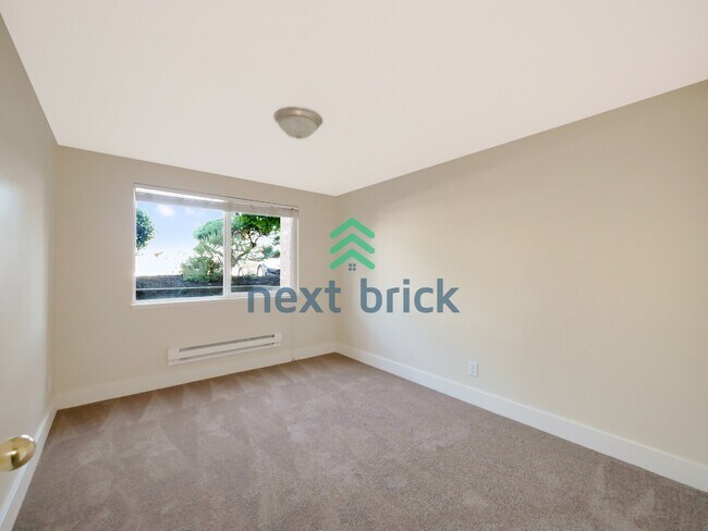 Building Photo - 2 Bed 1Bath Waterfront View Condo Available for Rent!