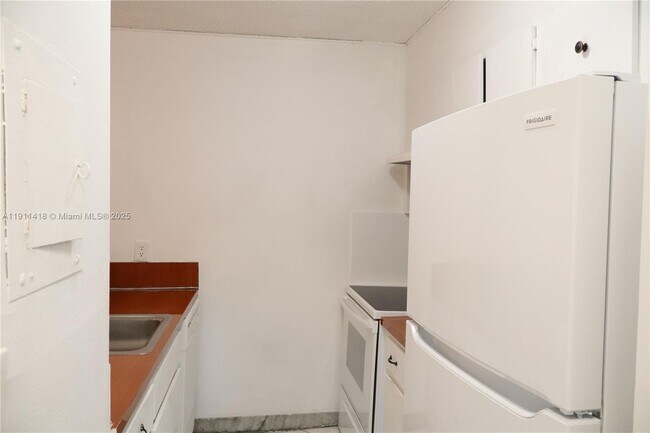 Building Photo - 1225 NE 124th St