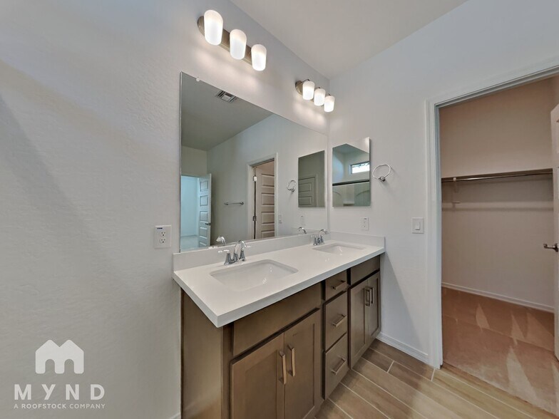 Building Photo - 9967 W Whitton Ave