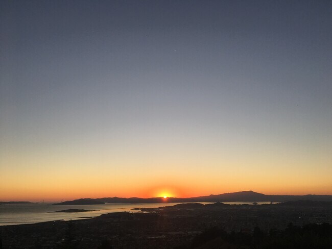 Building Photo - Lovely 3/2 home in the hills of El Cerrito with breathtaking views of the bay!