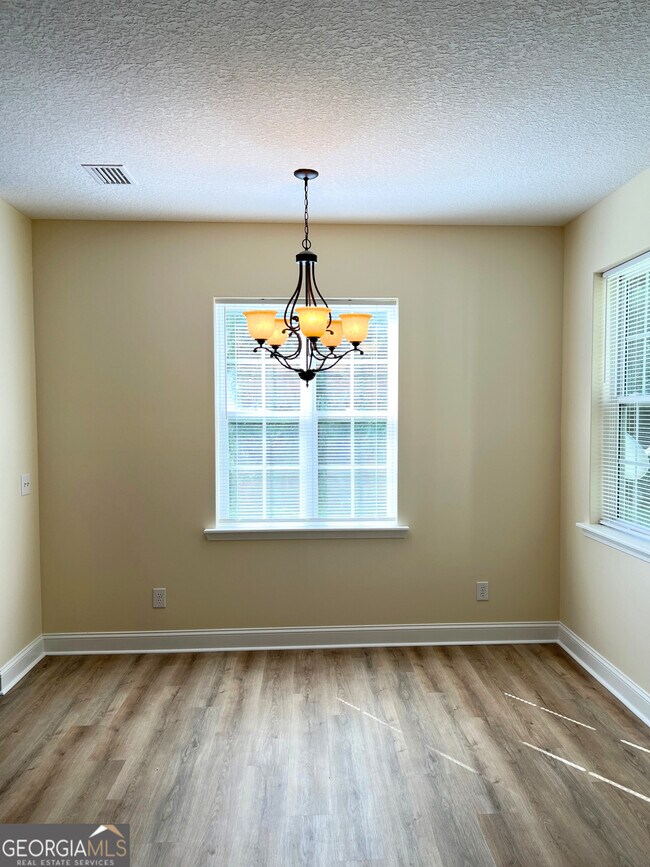 Building Photo - 822 Davis Ave