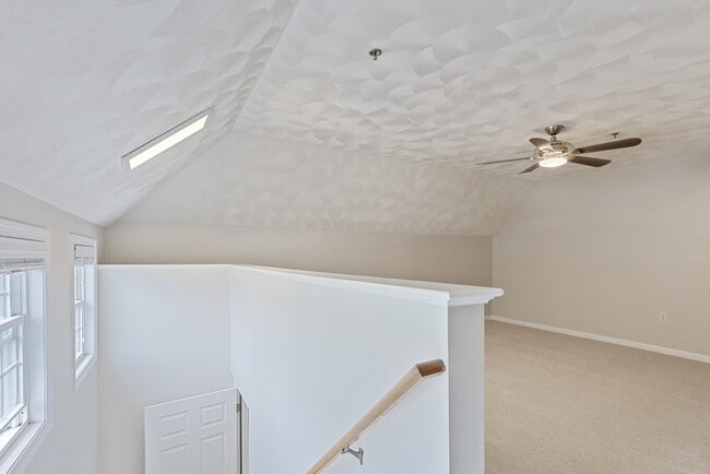 Building Photo - 555 Main St