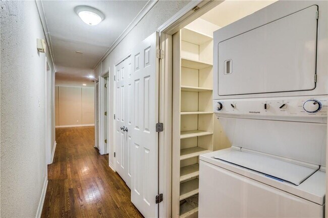 Building Photo - Spacious 5 Bedroom Home Near TCU Available 6/15/26