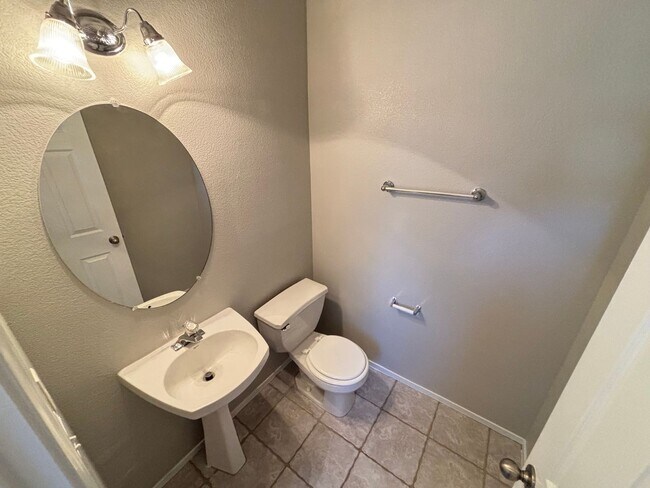 Building Photo - Spacious 3Bed/3Bath Two Story Home Located...