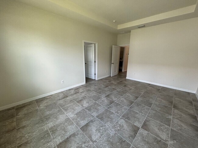 Building Photo - Spacious 4/2.5 Near 200
