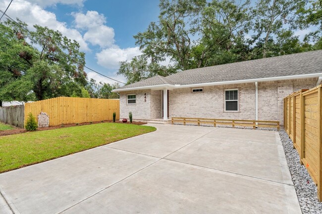 Building Photo - Brand New Modern Townhome