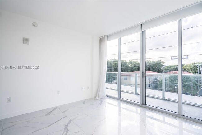 Building Photo - 8425 Crespi Blvd