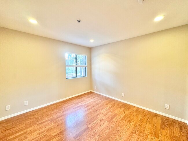 Building Photo - 102 N Clark Dr