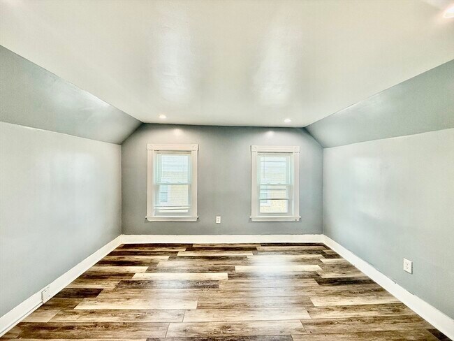 Building Photo - 10 Clark St