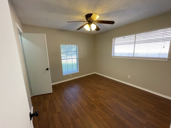 Building Photo - 9015 Eldora Dr