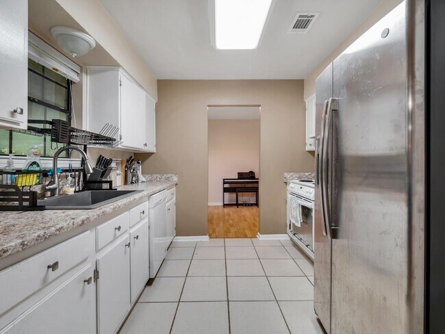 Building Photo - 4321 Snoopy Ln