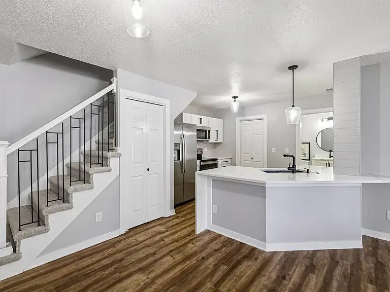 Building Photo - 811 Burr Oaks Dr