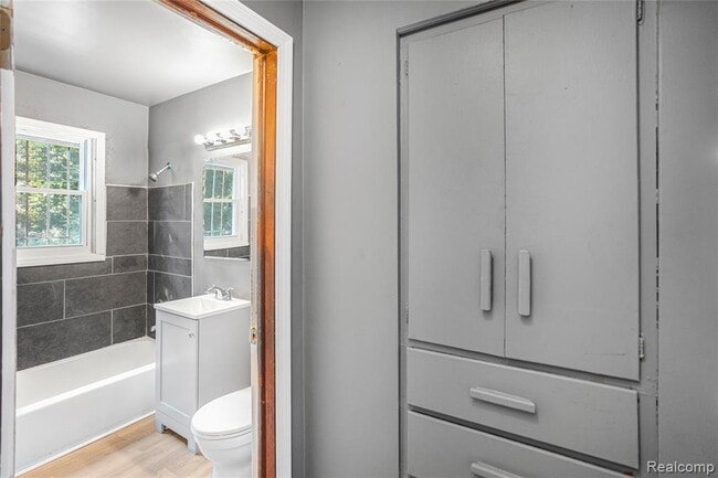 Building Photo - 1034 E Bundy Ave