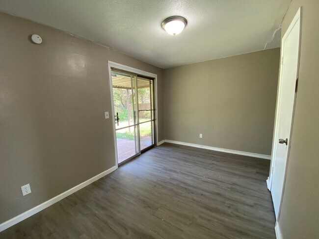 Building Photo - Charming 5 Bedroom House