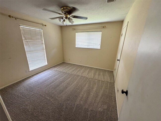 Building Photo - 1714 Crescent Dr