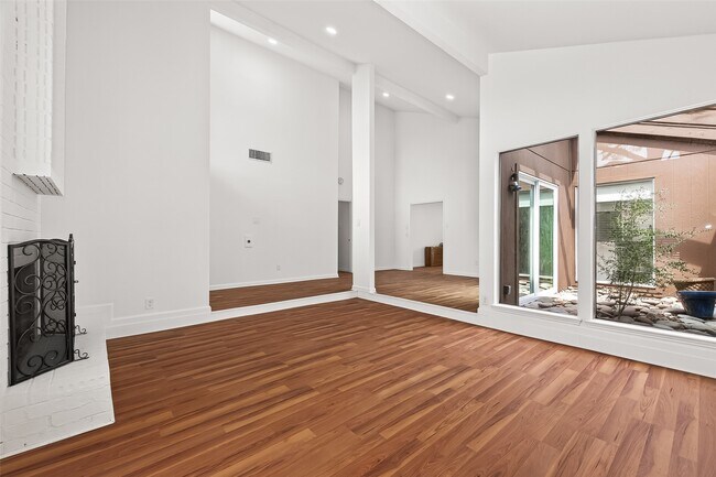 Building Photo - 15903 Hickory Knoll Dr