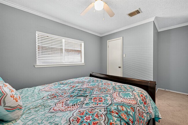 Building Photo - 930 Holly Hall Dr