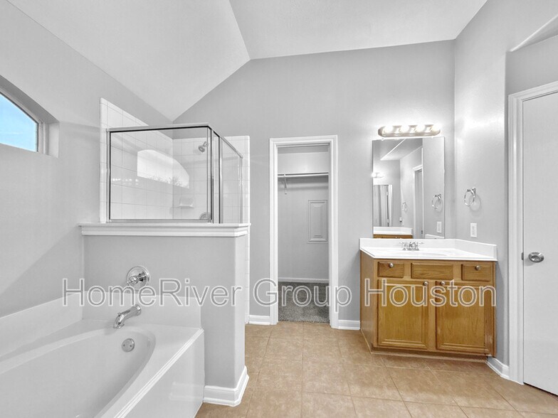 Building Photo - 835 Forest Ivy Ln