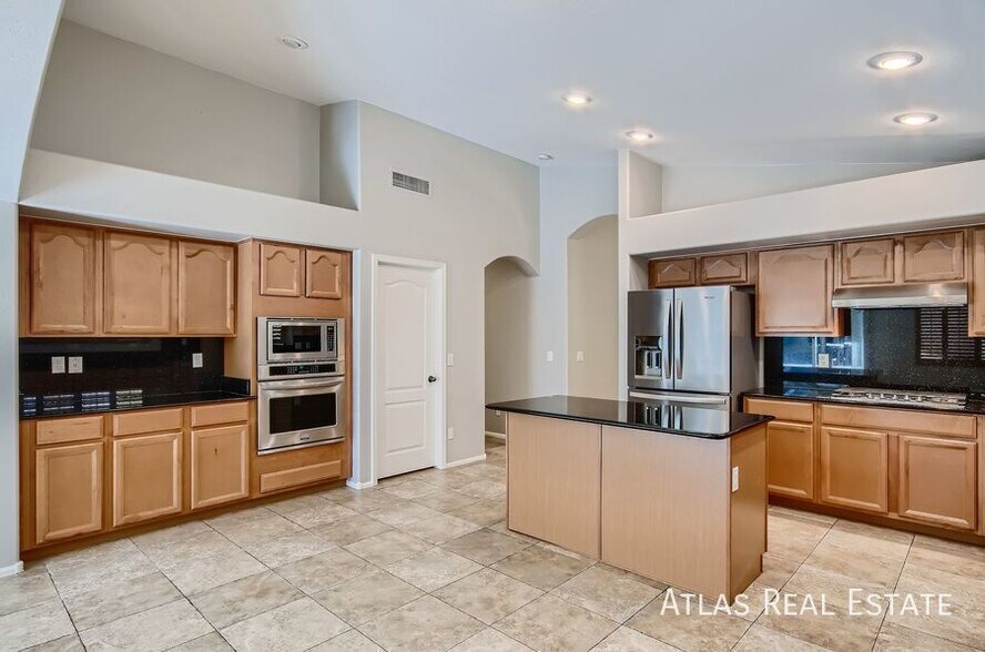 Building Photo - 1305 W Busa Dr