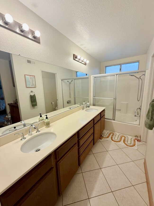 Building Photo - 13940 Barrymore St