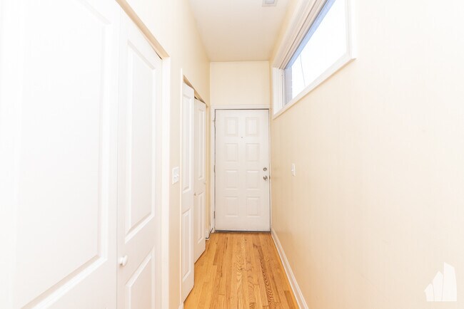 Building Photo - 1133 W Addison St