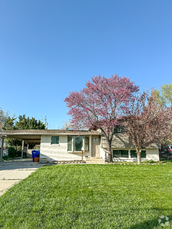 Building Photo - 980 Country Hills Dr