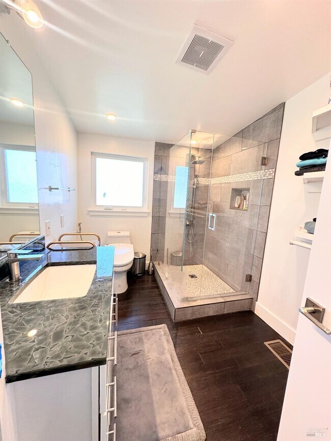 Building Photo - 5148 Paradise Dr