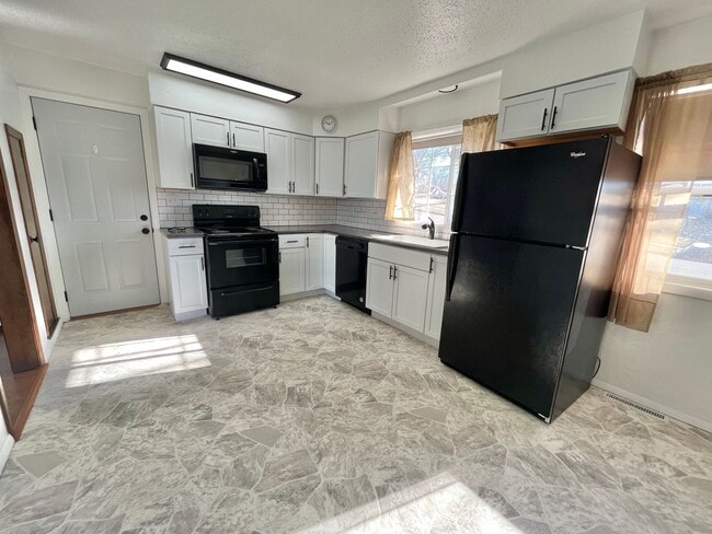 Building Photo - 3 Bed/2 Bath Lakefront Rental Home in Sioux Falls!