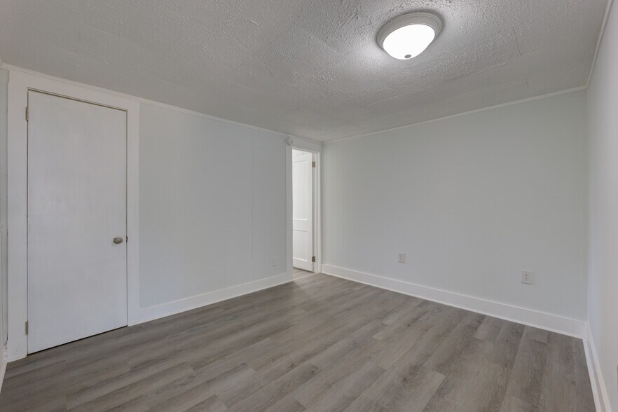 Bedroom/office - 1923 Calvert St