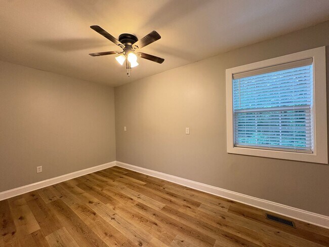 Building Photo - 2 Bedroom, 1 Bathroom House in Greensboro!