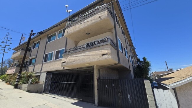 Building Photo - 785 W 19th St