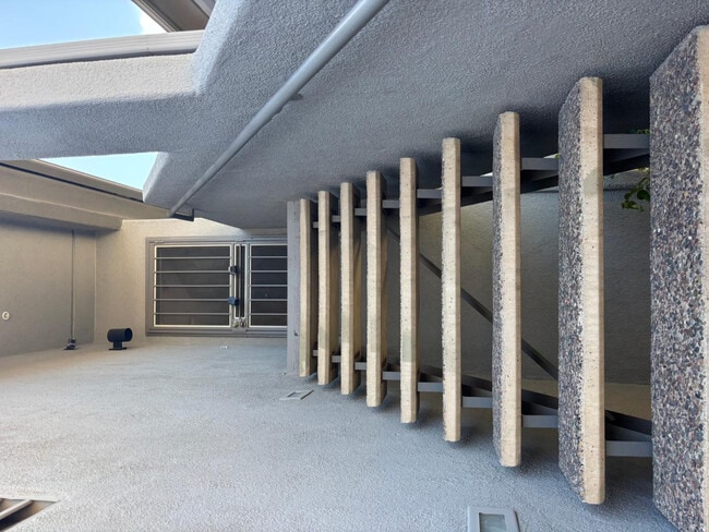 Building Photo - 7401 W Arrowhead Clubhouse Dr