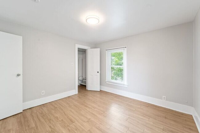 Building Photo - 1021 W 22nd St
