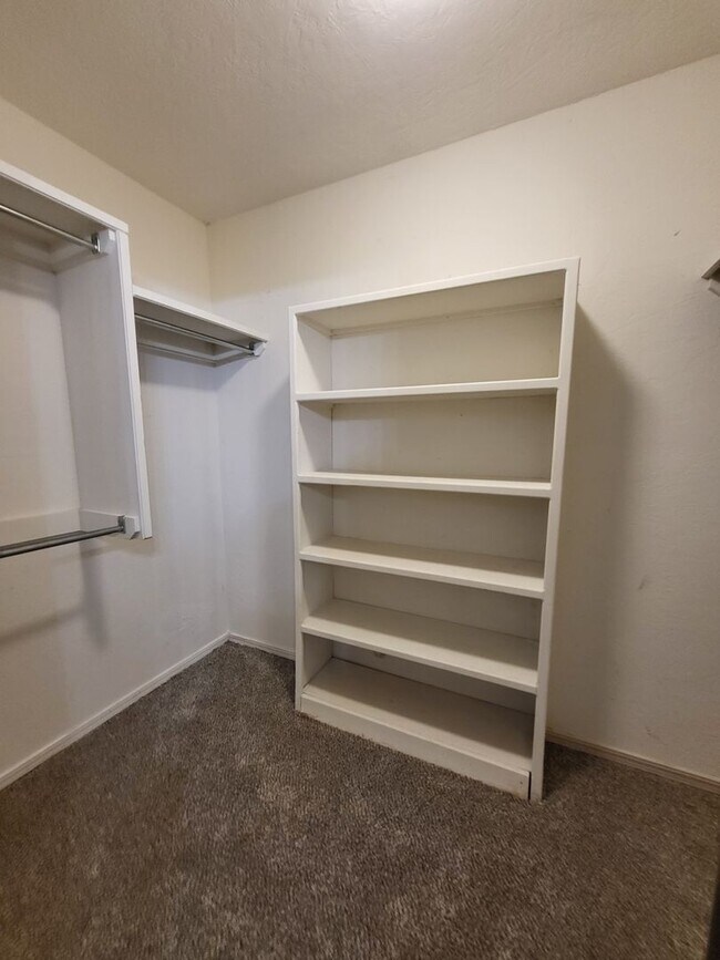 Building Photo - (3) Bed/(2) Bath in West Norman!