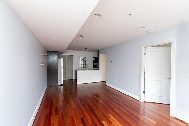 Building Photo - Chevy Chase Area One Bed, One Bath Condo R...