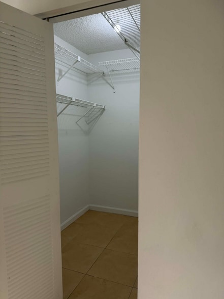 Building Photo - 341 W Park Dr