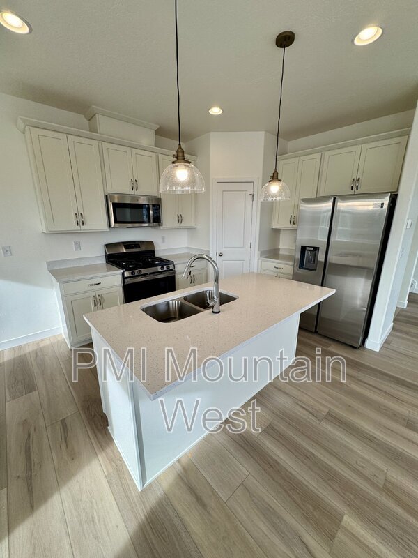 Building Photo - 805 W 510 S