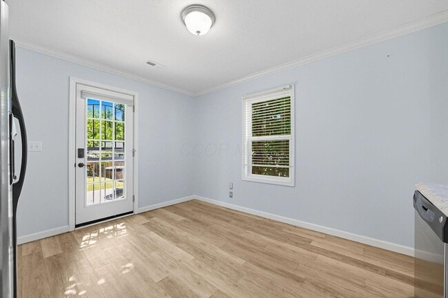 Building Photo - 455 Lakeview Dr