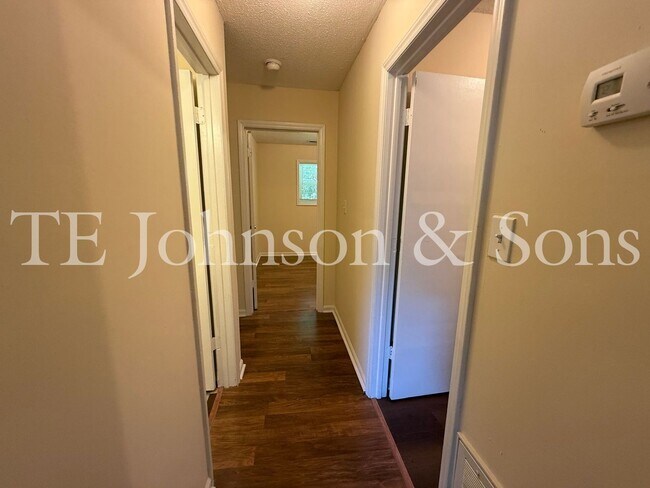 Building Photo - 1506 Oakshire-Water Included