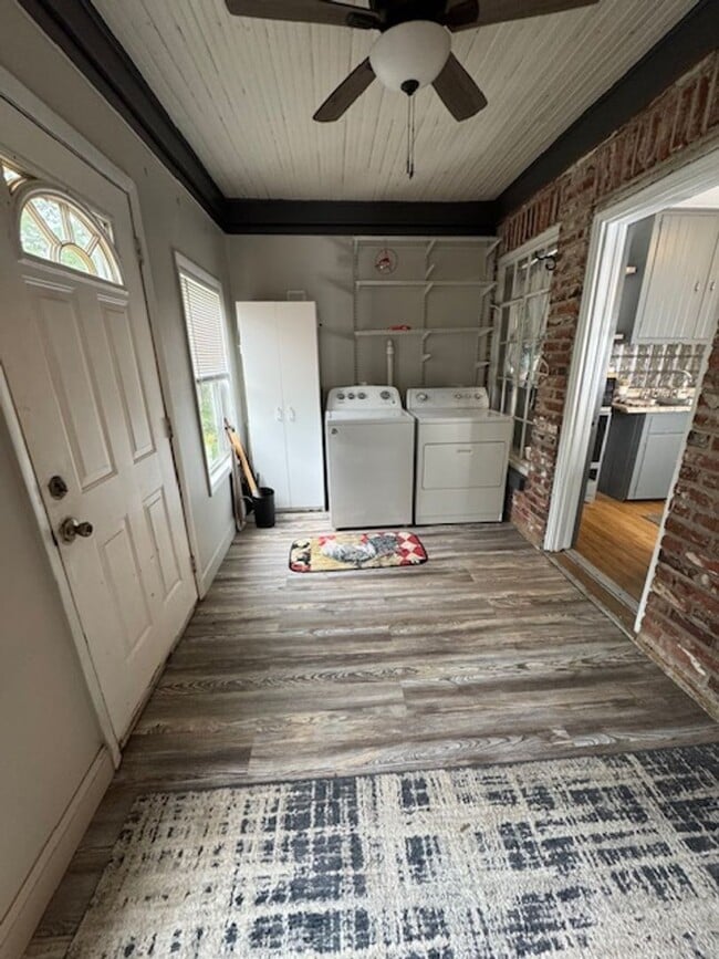 Building Photo - Beautiful 3 Bed / 1 Bath, Large rolling yard