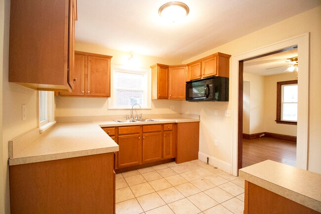 Building Photo - 2151 W Sylvania Ave