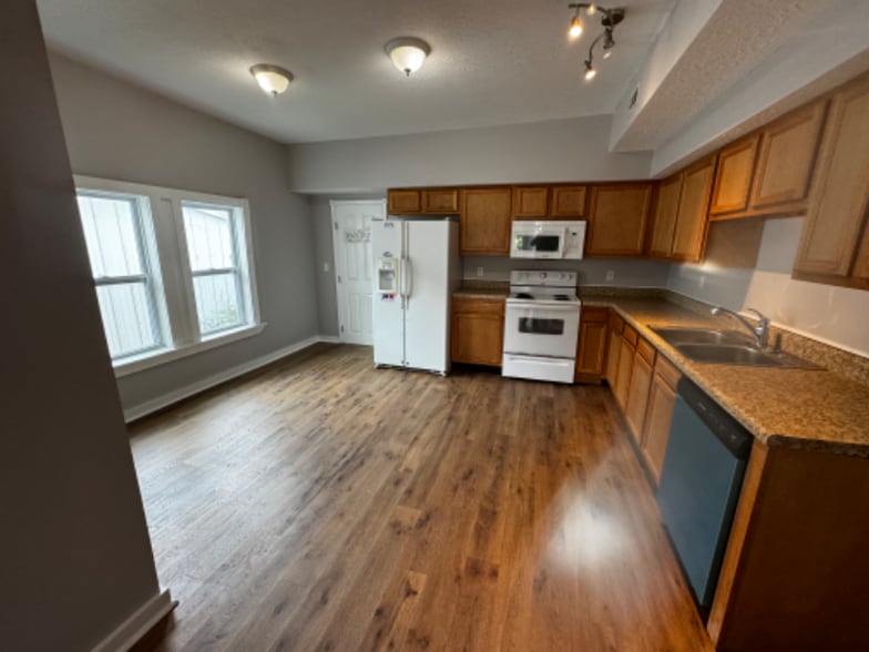 Building Photo - 4000 Glady Rd