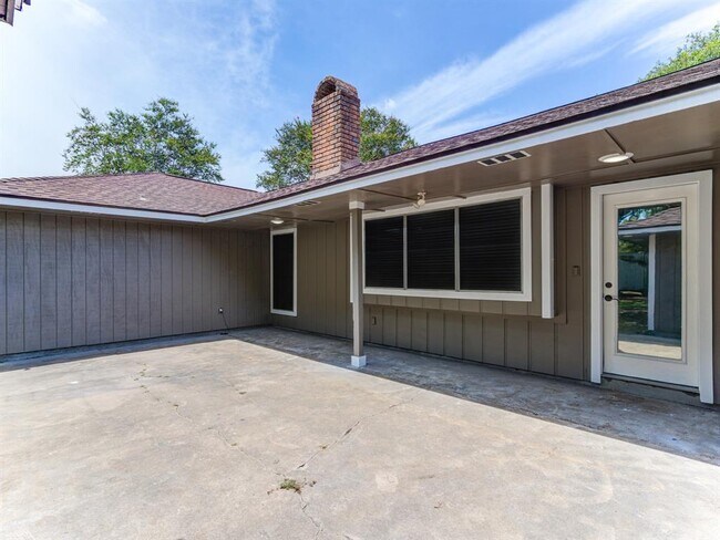 Building Photo - 312 Narcissus St