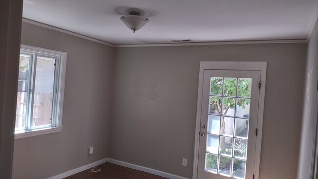 Building Photo - 568 Robertson Way