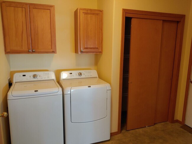 Building Photo - Quiet Neighborhood 55+Community-front landscaping included